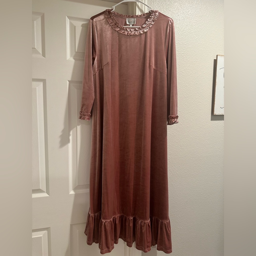 Dainty Jewells Velvet Dress - Picture 3 of 4